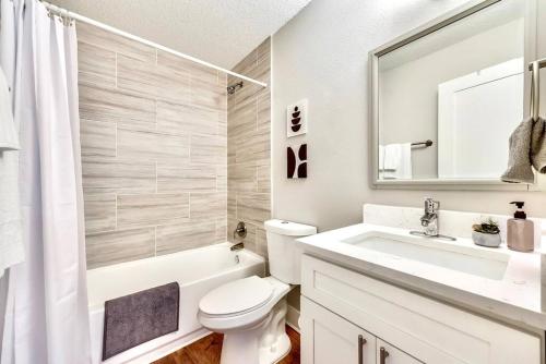 La salle de bains blanche est pourvue d'un lavabo et de toilettes. dans l'établissement Bright and Cheerful Flat, near Fair Park, à Dallas