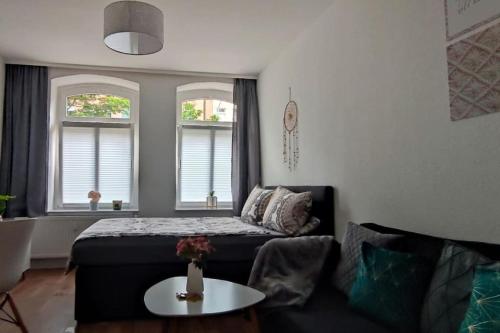 uma sala de estar com uma cama e um sofá em Wohlfühloase im Zentrum von Erfurt mit Smart-TV em Erfurt