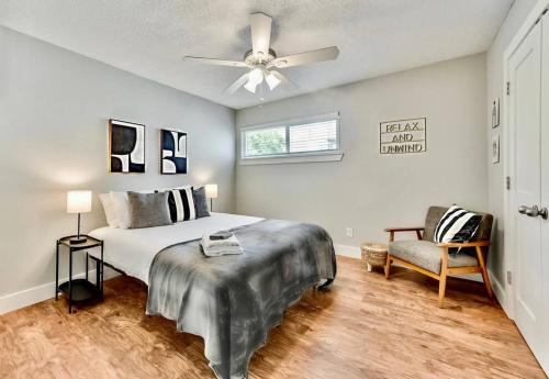 - une chambre avec un lit et un ventilateur de plafond dans l'établissement Bright and Cheerful Flat, near Fair Park, à Dallas