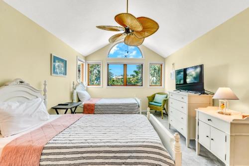 霍姆斯海灘的住宿－Starfish，一间卧室配有两张床和吊扇
