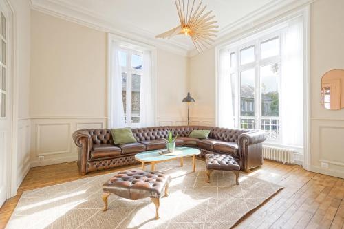 sala de estar con sofá y mesa en Le Manoir Ducey - Baie du Mont-Saint-Michel en Ducey