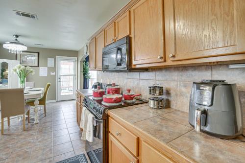 Η κουζίνα ή μικρή κουζίνα στο Spacious Family-Friendly Home in Denham Springs!