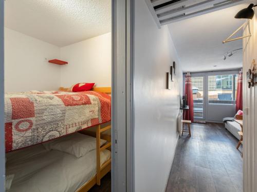 Våningssäng eller våningssängar i ett rum på Appartement Val Thorens, 2 pièces, 4 personnes - FR-1-640-39
