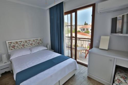 a hotel room with a bed and a balcony at Emre Hotel 10Oda in Datca