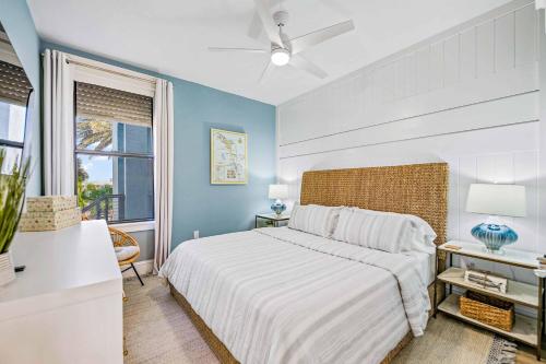 - une chambre avec un lit blanc et une fenêtre dans l'établissement The Beach Front, à Holmes Beach