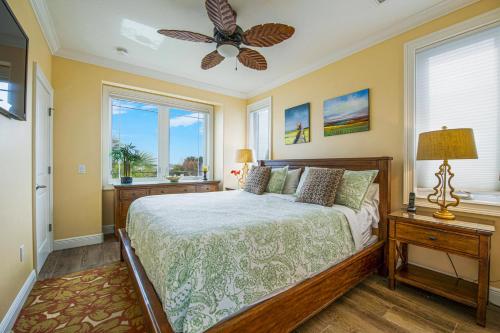 een slaapkamer met een bed en een plafondventilator bij The Blue Horizon in Bradenton Beach