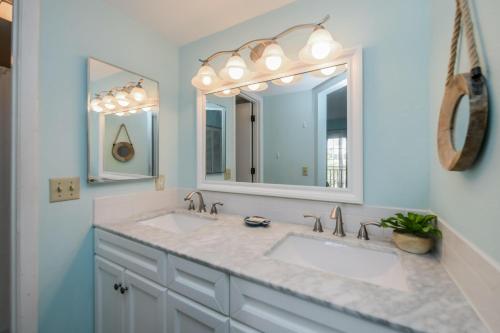 ein Badezimmer mit 2 Waschbecken und einem Spiegel in der Unterkunft Sunset Terrace 104 in Bradenton Beach