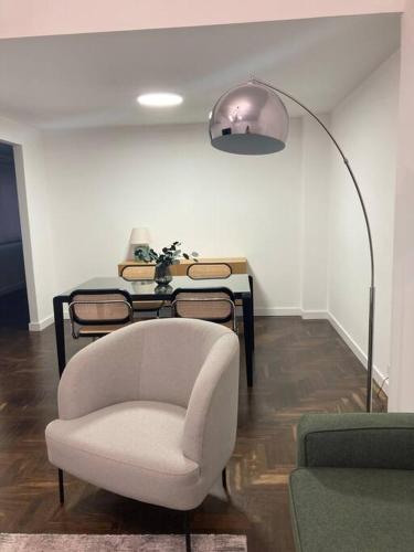 Apartamento elegante céntrico في فيغو: غرفة معيشة مع كرسي وطاولة