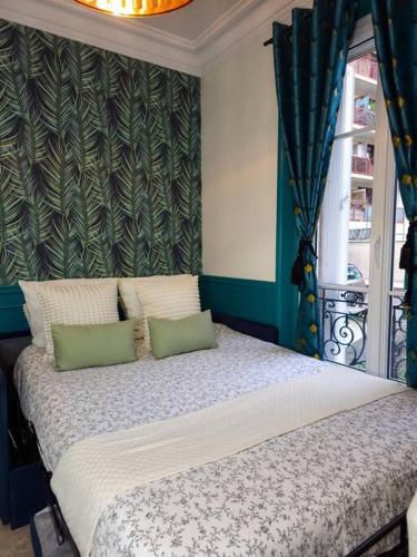 1 dormitorio con 1 cama con 2 almohadas en French Luxury Paris en París