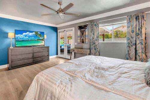 Ένα ή περισσότερα κρεβάτια σε δωμάτιο στο Huntington Beach, AC, Pool, Hot Tub, Detached Office, Close to Beach, Outside Entertaining Area