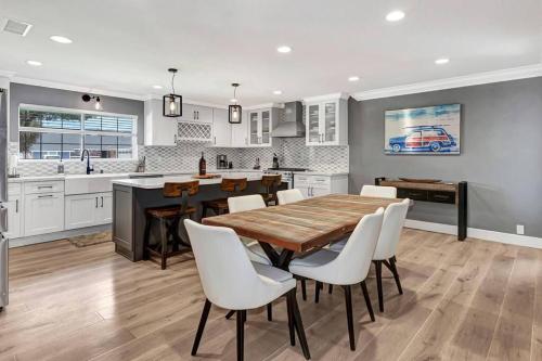 Η κουζίνα ή μικρή κουζίνα στο Huntington Beach, AC, Pool, Hot Tub, Detached Office, Close to Beach, Outside Entertaining Area