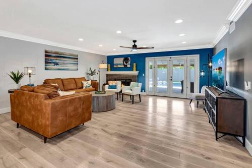 Χώρος καθιστικού στο Huntington Beach, AC, Pool, Hot Tub, Detached Office, Close to Beach, Outside Entertaining Area