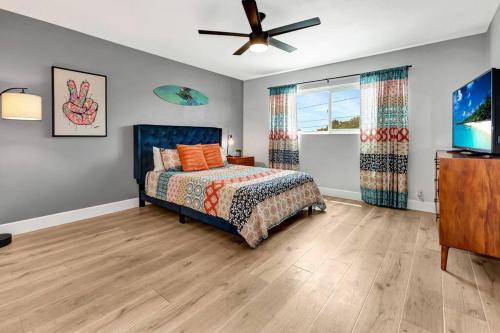 Ένα ή περισσότερα κρεβάτια σε δωμάτιο στο Huntington Beach, AC, Pool, Hot Tub, Detached Office, Close to Beach, Outside Entertaining Area