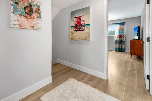 Μια τηλεόραση ή/και κέντρο ψυχαγωγίας στο Huntington Beach, AC, Pool, Hot Tub, Detached Office, Close to Beach, Outside Entertaining Area