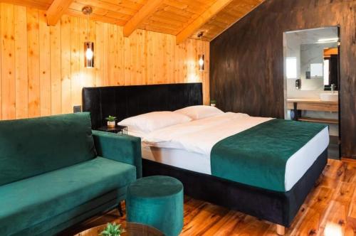 Grkavešćak的住宿－Glamping Resort Toplice Sveti Martin，一间卧室配有一张床和一张沙发