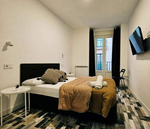 um quarto com uma cama grande e uma janela em HOSTAL ANDREA GRANVIA em Madrid