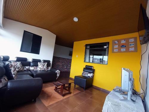 a living room with a couch and a tv at Apartamentos CasaMJ Tunja Confort y Parqueadero in Tunja