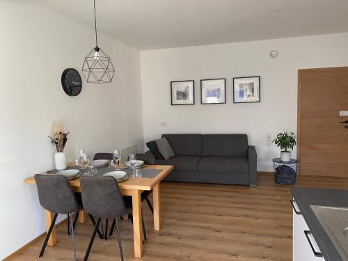 - un salon avec une table et un canapé dans l'établissement Apart Mark, Stanz bei Landeck - Moderne Wohnung in sonniger Lage, à Stanz bei Landeck