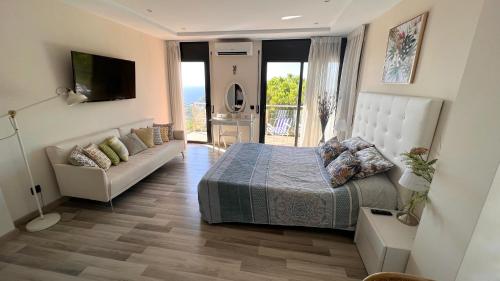 1 dormitorio con 1 cama y 1 sofá en Villa Marina, en Lloret de Mar