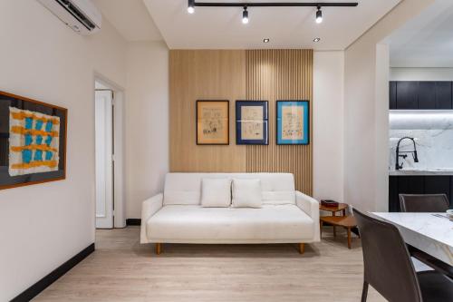 un soggiorno con divano bianco e tavolo di Perfeito para casais em Ipanema - VP802 Z1 a Rio de Janeiro