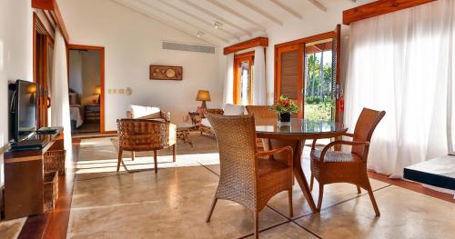 uma sala de estar com uma mesa de jantar e cadeiras em Transamerica Comandatuba - All Inclusive Resort em Ilha de Comandatuba