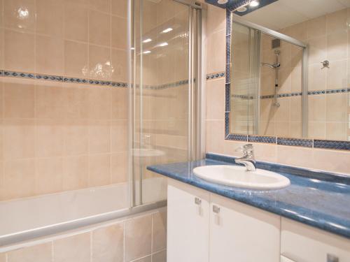 une salle de bain avec un lavabo et une douche dans l'établissement 2 pièces sud à 500 m des pistes avec Wifi et animaux admis - FR-1-449-53, à Tignes