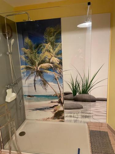 Moraches的住宿－Gîte d'Haute-Cour，浴室内有一幅棕榈树的画作