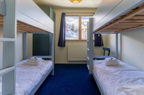 une chambre avec deux lits superposés et une fenêtre dans l'établissement ho36 La Plagne, à La Plagne