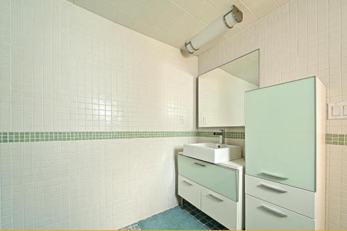 bagno con lavandino e specchio di The Gathering Place a Bradenton