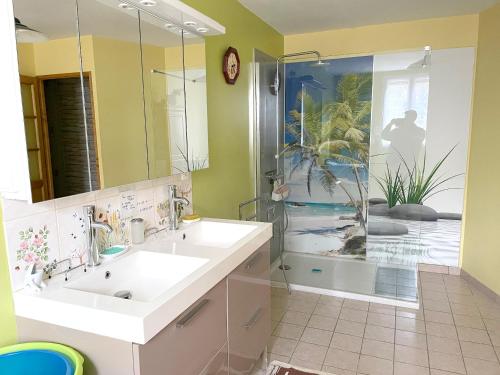 ein Bad mit 2 Waschbecken und einer Dusche in der Unterkunft Maison de 3 chambres avec jardin clos et wifi a Moraches in Moraches