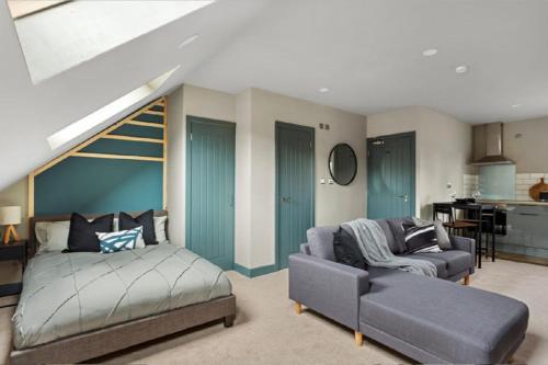 - un salon avec un lit et un canapé dans l'établissement CV1 City Stays - Short & Long Term Serviced Apartment No 7, à Coventry