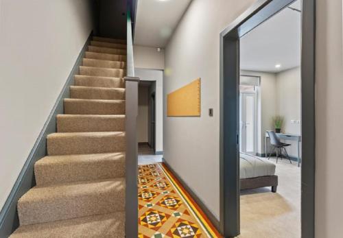 uma escada numa casa com um espelho em CV1 City Stays - Short & Long Term Serviced Apartment No 7 em Coventry