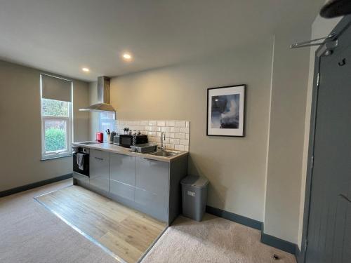 uma cozinha com um lavatório e uma bancada em CV1 City Stays - Short & Long Term Serviced Apartment No 7 em Coventry