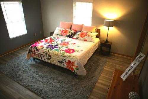 1 dormitorio con 1 cama con edredón de flores en Our Private Paradise, en Chatham