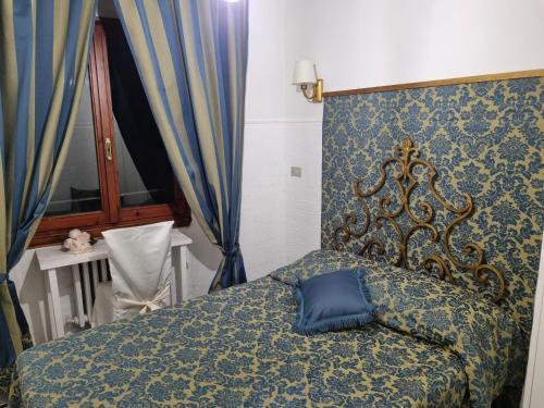 Ένα ή περισσότερα κρεβάτια σε δωμάτιο στο LA SEDE DELL'ARTE Monolocale Studio e Camere in Torre Medievale vicino a Duomo e Piazza Signoria