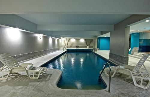 里奧哈的住宿－Naindo Park Hotel，一个带两把椅子的游泳池和一个游泳池