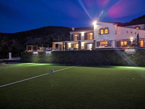 een huis met een tennisbaan ervoor bij Mas Sureda - Evasion luxueuse avec vue panoramique in Argelès-sur-Mer