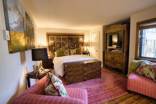 Wildflower Sun Valley - Steps from Resort! في سون فالي: غرفة نوم بسرير واريكة