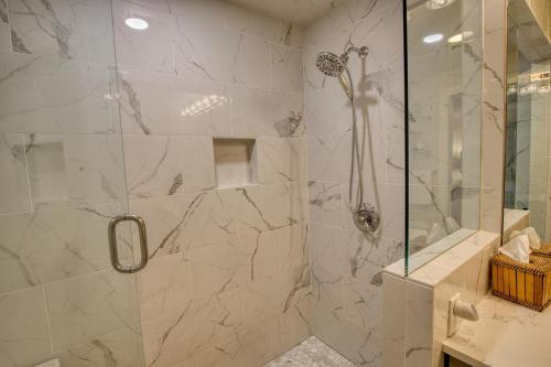 baño con ducha y puerta de cristal en Wildflower Sun Valley - Steps from Resort! en Sun Valley