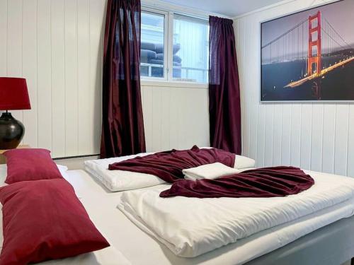 two twin beds in a room with a window at Stavanger BnB 4 by Sidd in Stavanger