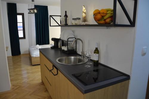 uma cozinha com um lavatório e uma taça de fruta em Miryana Guest House em Ohrid