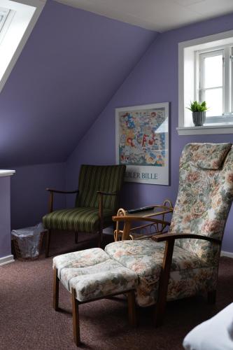 a living room with two chairs and a couch at Cafe Sallys bed and breakfast in Ribe