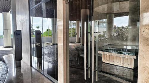un vestíbulo con puertas de cristal en un edificio en SLEPTOPIA at THE NOVE NONGSA COZY HOOK PREMIUM UNIT WITH AMAZING VIEW, en Nongsa
