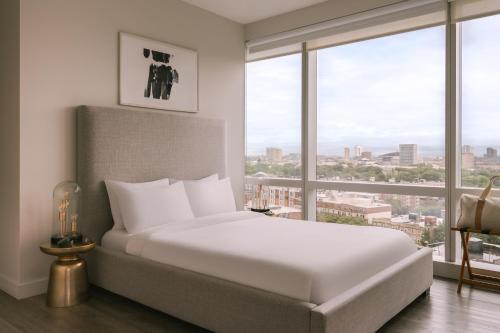 um quarto com uma cama grande e uma janela grande em Sonder at Pierce Boston em Boston
