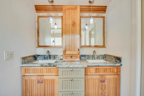 La salle de bains est pourvue de 2 lavabos et d'un miroir. dans l'établissement Expansive Mountain Retreat 3 Mi to Acton!, à Ravenna