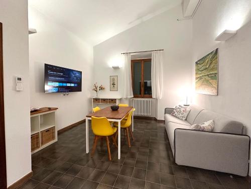 een woonkamer met een bank en een tafel bij Appartamento Vecchia Farmacia 111 in Scarperia