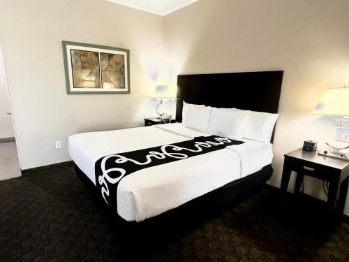 Кровать или кровати в номере La Quinta Inn & Suites by Wyndham Pharr RGV Medical Center