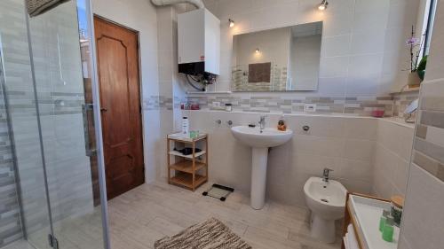 La salle de bains est pourvue d'un lavabo, de toilettes et d'une douche. dans l'établissement apartamento "il sole", 2 Balkone, Arbeitsplatz, WIFI, à Penne