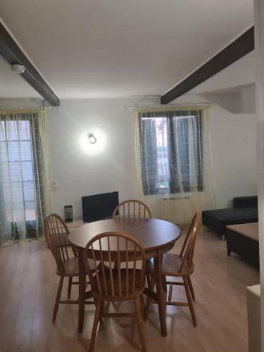 een woonkamer met een tafel en stoelen en een bank bij Appartements T2 in Vourles