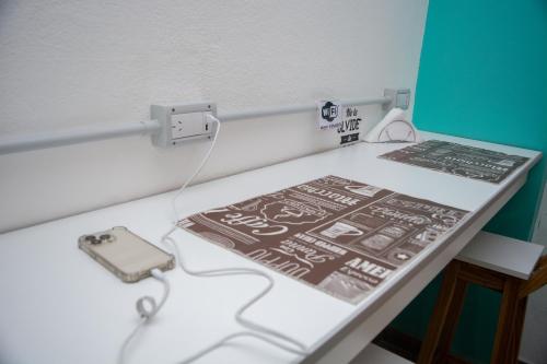einen Tisch mit zwei Plakaten drauf mit einem Telefon darauf in der Unterkunft Claro De Luna Hotel centro in Río Tercero